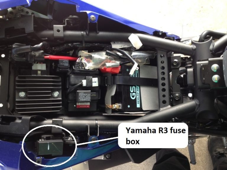 How to remove the tail and taillight of the Yamaha R3